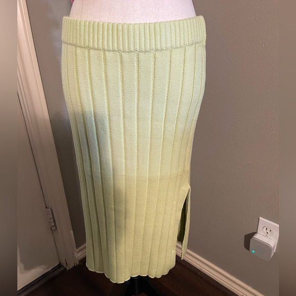 Soft lime sweater knee length skirt - Picture 3 of 8
